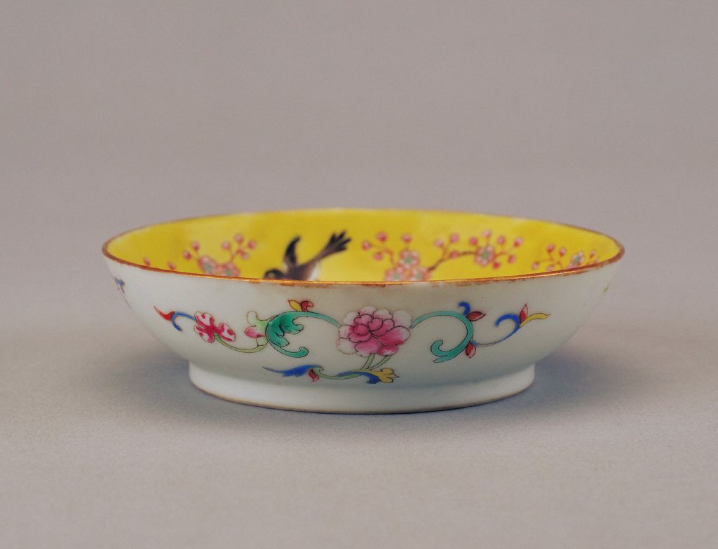 图片[1]-Yellow ground pink plum blossom spring swallow pattern plate-China Archive